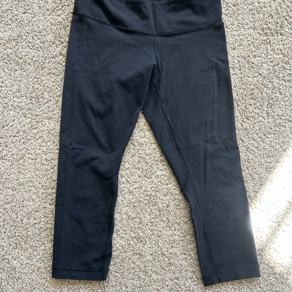 Black capri wonder under lululemon leggings